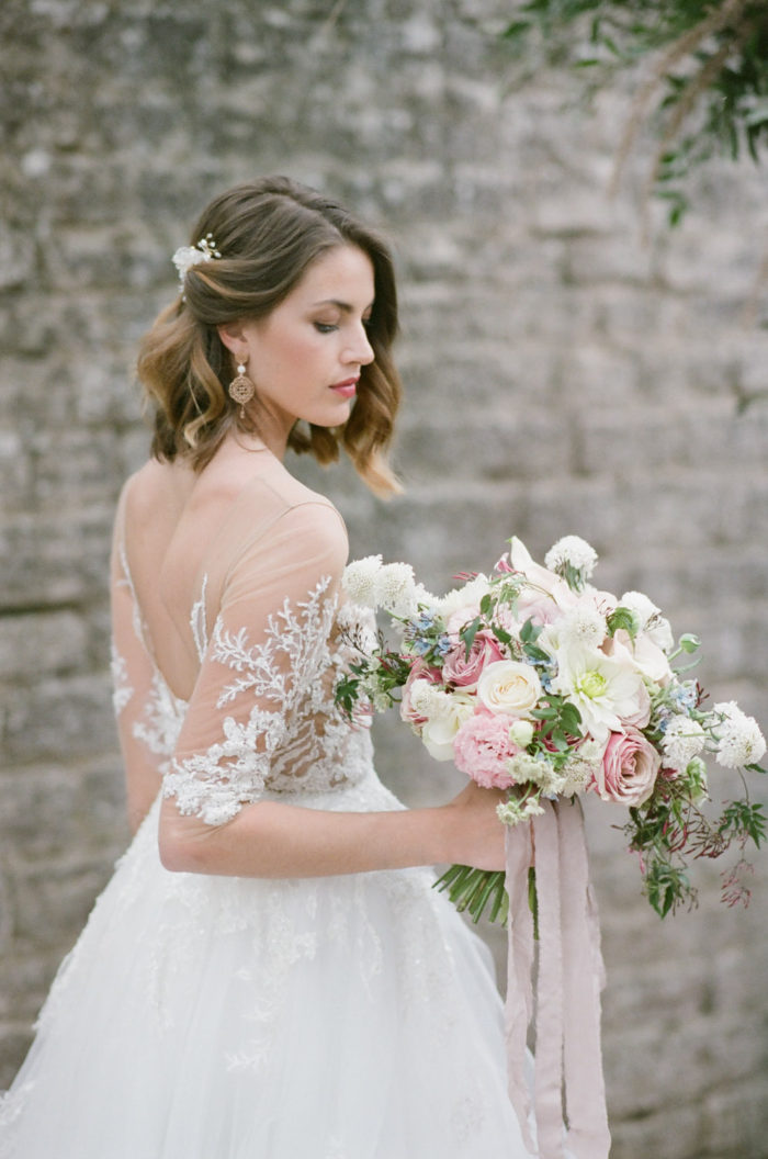 Bride holding a bouquet in Domaine de Manvill in Provence