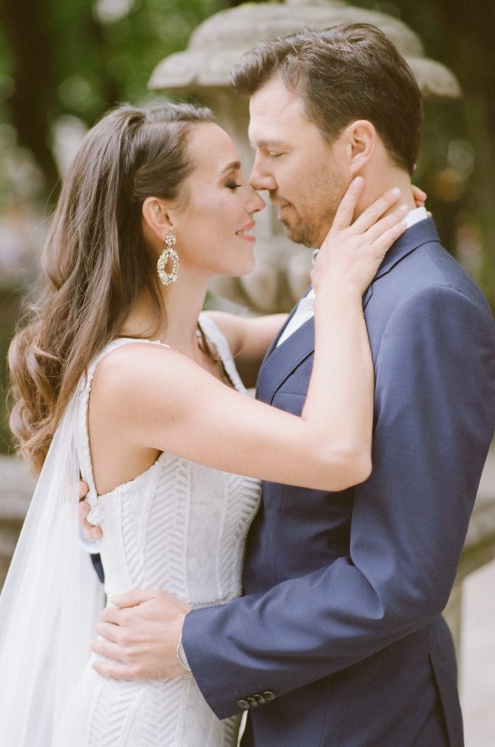 Couple kissing at a wedding in Italy
