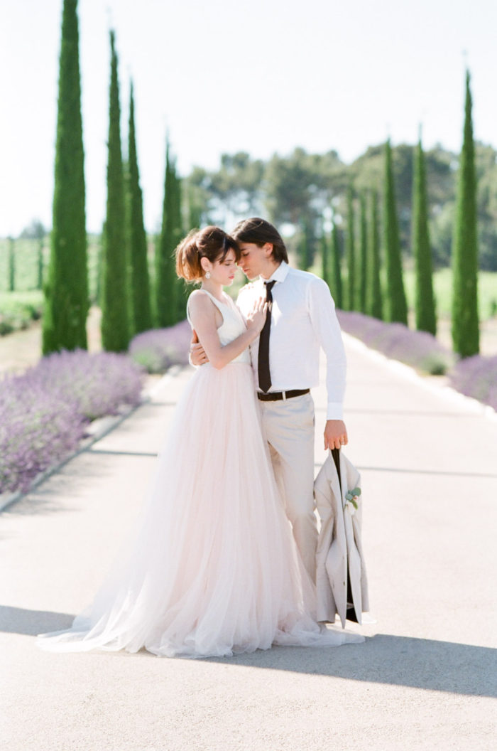Couple embracing in La Coquillade in Provence