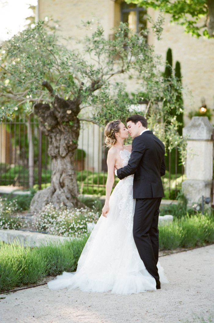 Couple kissing at their Le Clos Saint-Esteve wedding in France