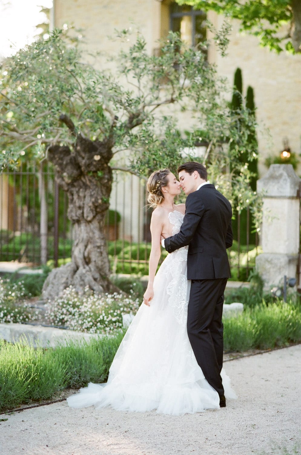 Couple kissing at their Le Clos Saint-Esteve wedding in France