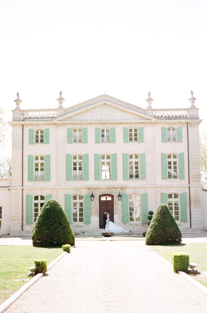 Bride & groom in front of Chateau de Tourreau