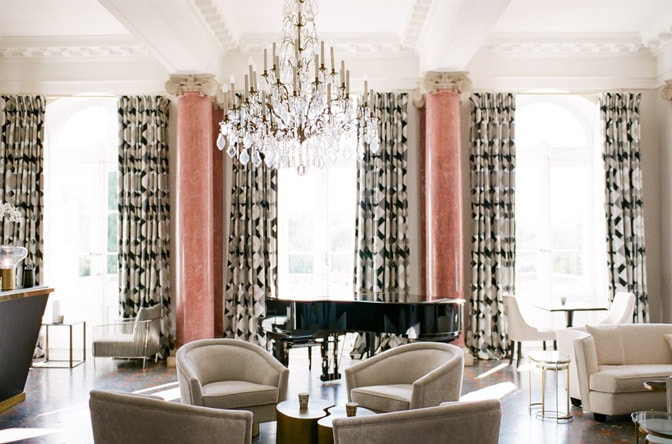 Sitting room at Château Martinay featuring lots of natural light