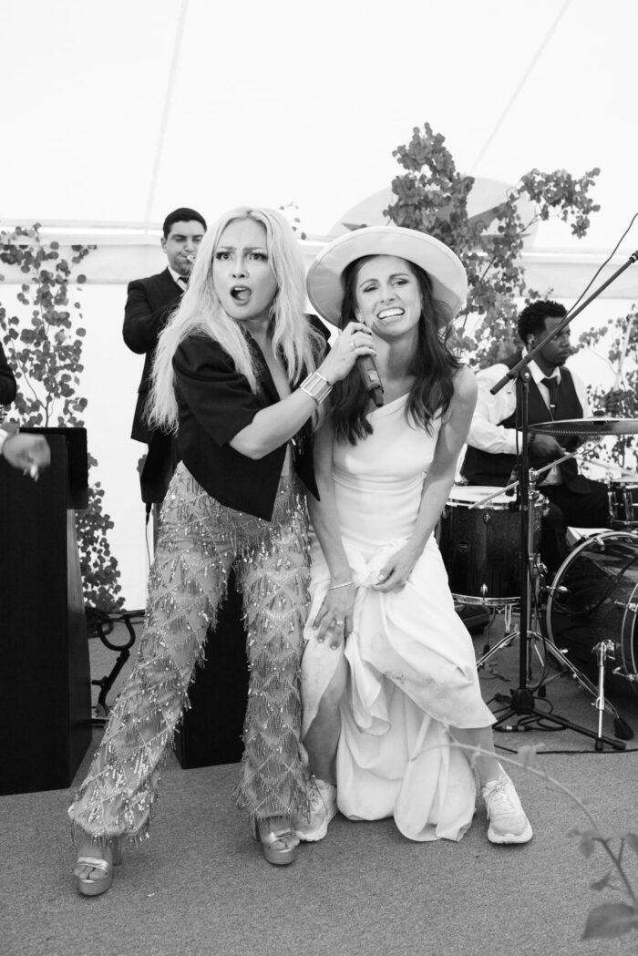 Bride singing with Jordan Khan orchesta