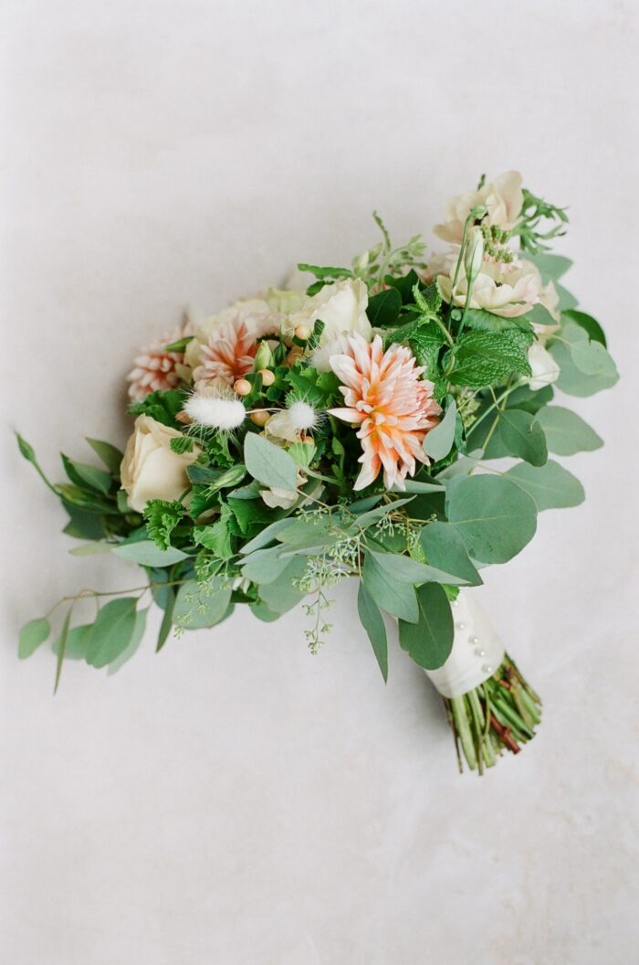 Bouquet lied out on flatlay