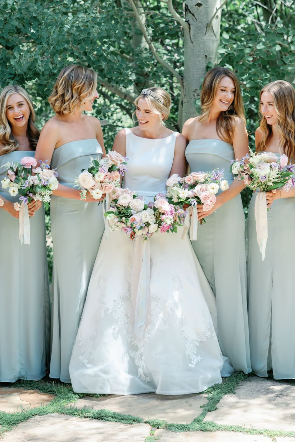 Bride with her bridesmaids dressed in turquoise dresses