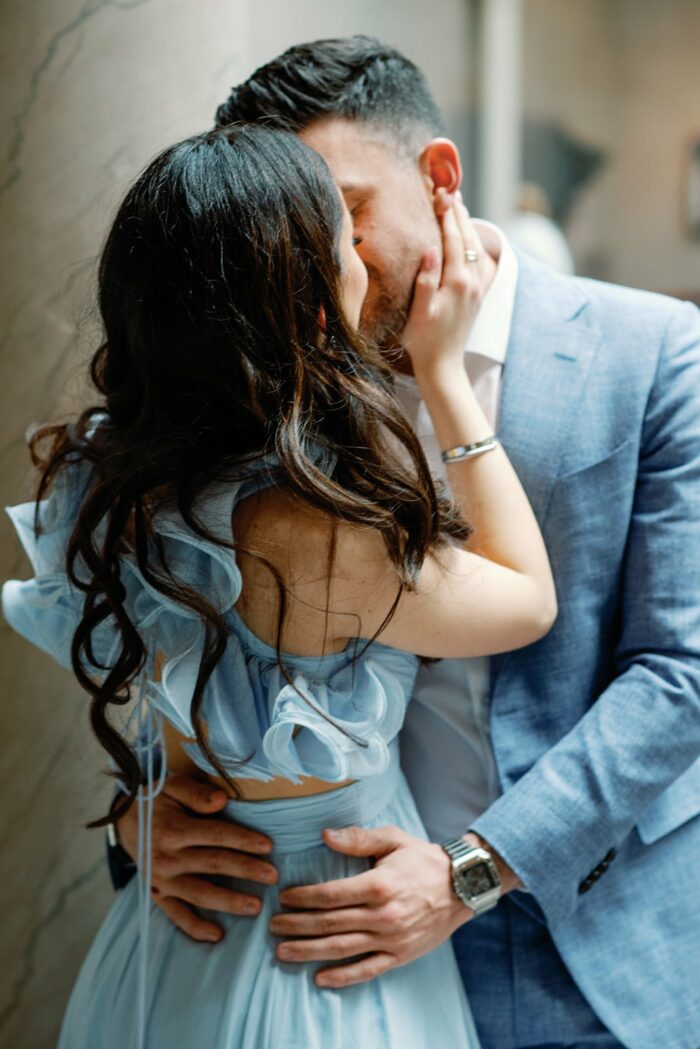 Bride and groom kissing in the Chicago Art Institute